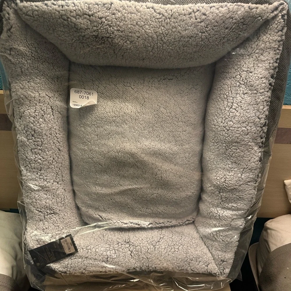 Paw And Tail cuddle pet bed (small)